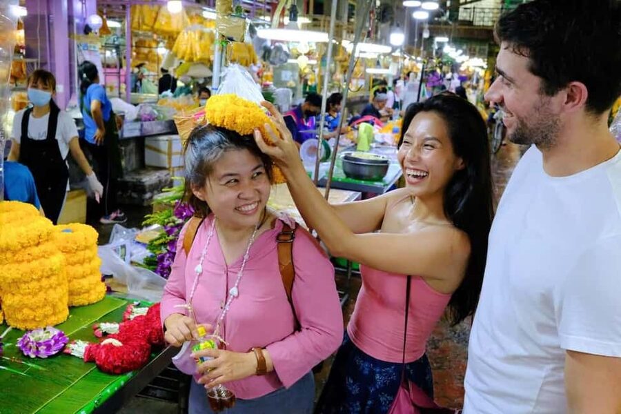 Bangkok: Tuk Tuk Adventure Chinatown Michelin Food & Temples - Entering Yaowarat through Chinatown Gate