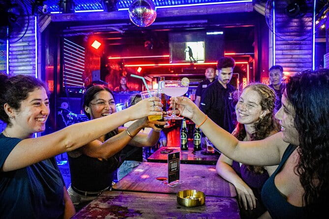 Bangkok Tuk Tuk Night Tour with food & drinks in Siam & Silom - What the guide adds to the evening