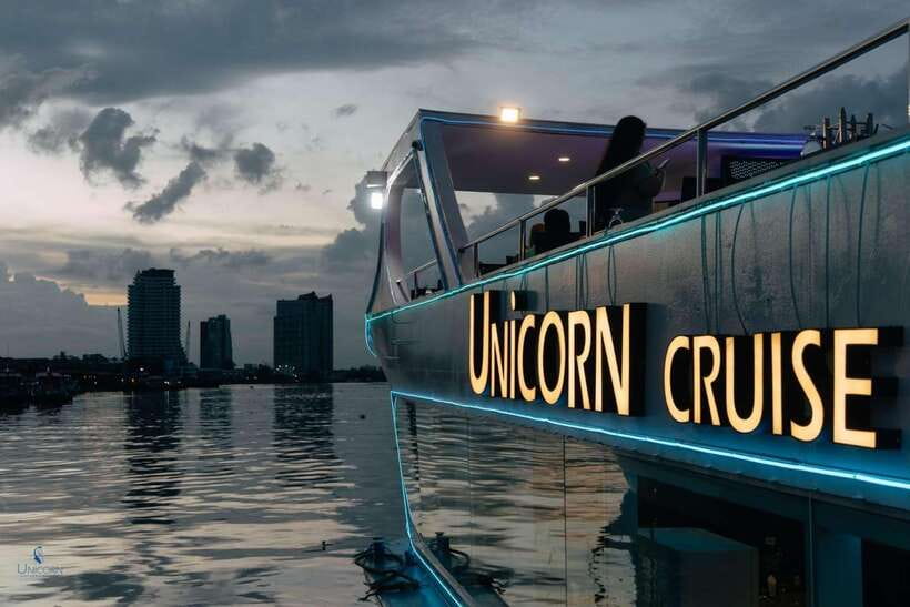 Bangkok: Unicorn Chao Phraya River Dinner Cruise - Dinner: seafood, Thai dishes, and buffet strategy