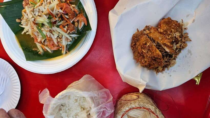 Bangkok Walking Tour : Mouthwatering Journey Food Tour - Temples and Chinatown landmarks between meals