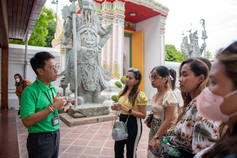 Bangkok: Wat Pho and Wat Arun Guided Walking Tour - A coconut break in the Bangkok heat
