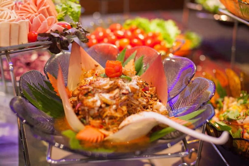 Bangkok: White Orchid Chao Phraya Cruise, Thai Buffet & Beer - The buffet: seafood, Thai dishes, and desserts