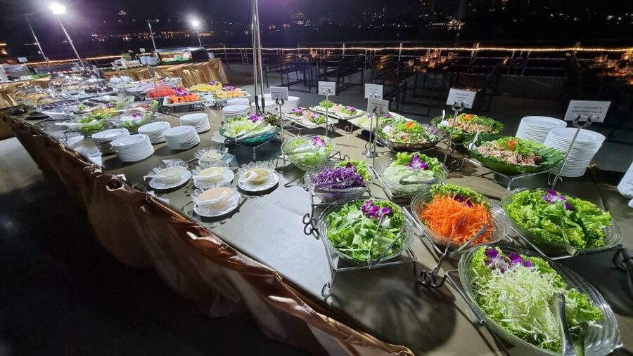 Bangkok: White Orchid Chao Phraya Dinner Cruise - Music, dancing, and the right deck