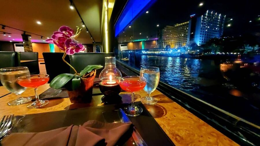 Bangkok: White Orchid Chao Phraya Dinner Cruise - How crowded is the boat?