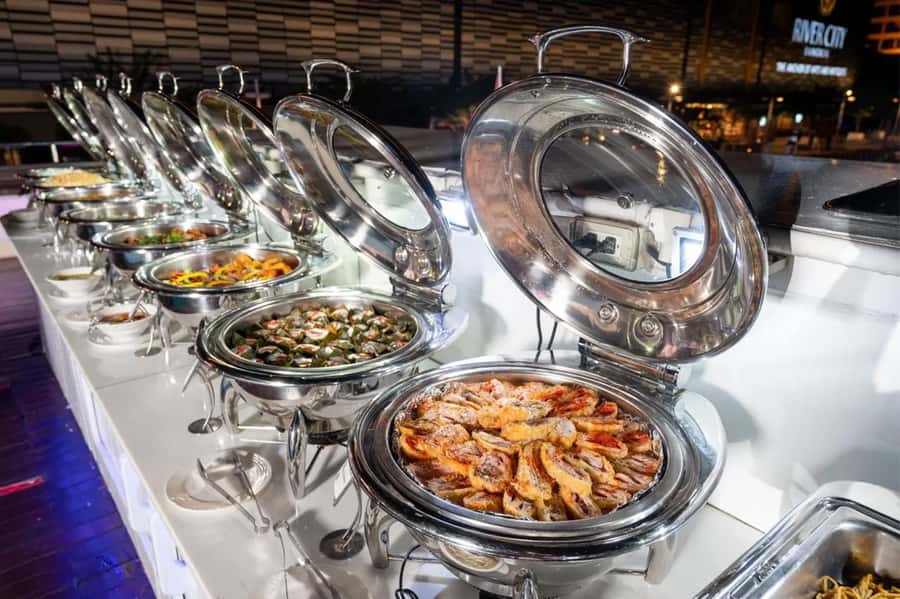 Bangkok: Wonderful Pearl Dinner Cruise and Live Performance - Thai and Western dishes at the buffet