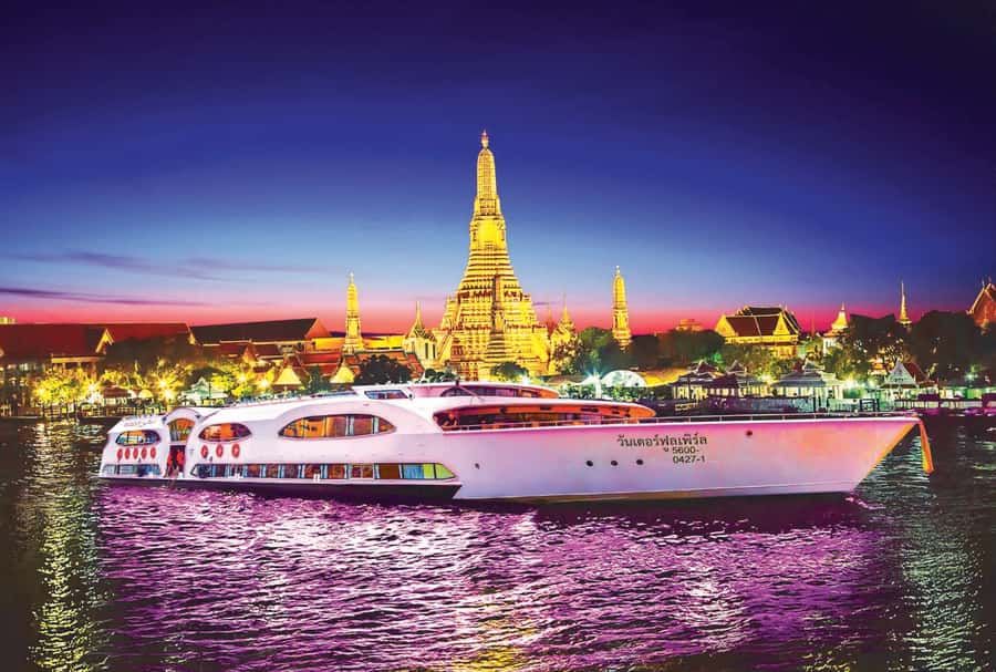 Bangkok: Wonderful Pearl Dinner Cruise and Live Performance - A welcome drink before Bangkok lights up