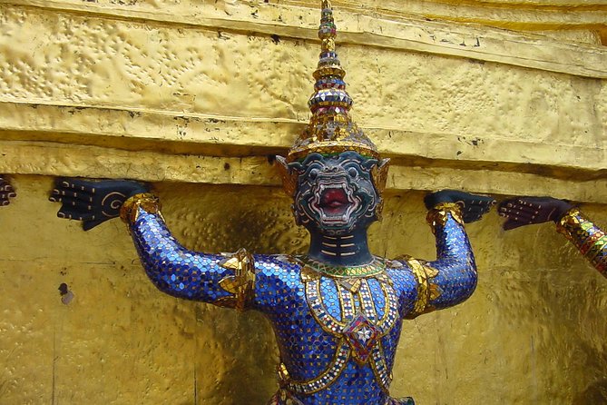Damnern Saduak Floating Market, Grand Palace and Wat Phra Keo Tour from Bangkok - Wat Phra Kaew and the Emerald Buddha