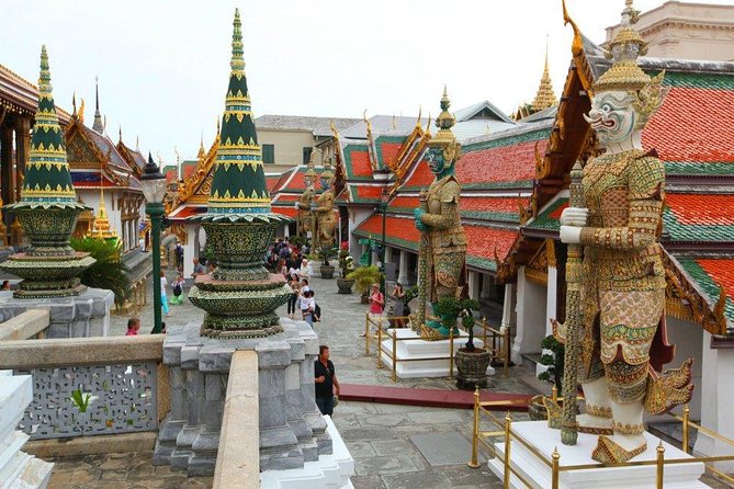 Damnern Saduak Floating Market, Grand Palace and Wat Phra Keo Tour from Bangkok - The value of a private guide