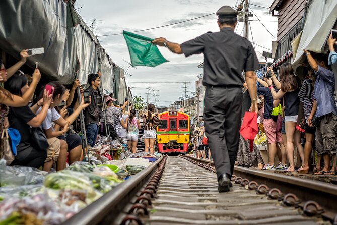 Damnoen Saduak Floating Market & Maeklong Railway From Bangkok - Heat, crowds, and the commercial side of the markets