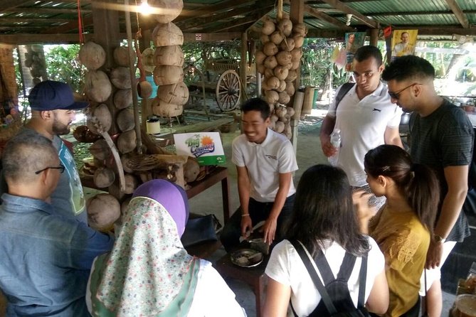 Damnoen Saduak Floating Market Small Group Tour - Riding the boat through the market