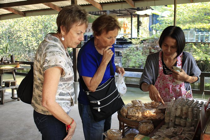 Damnoen Saduak Floating Market Small Group Tour - Food, fruit, and shopping