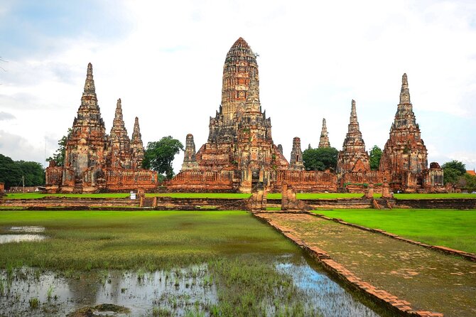 Explore the World Heritage Of Ayutthaya - Wat Chaiwatthanaram beside the river