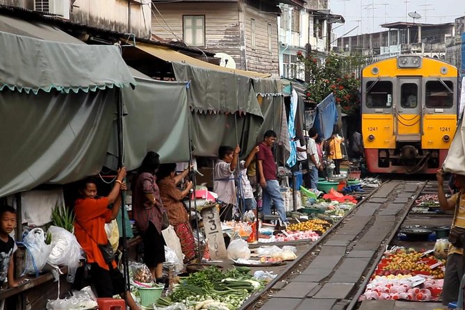 Famous Markets Tour: Maeklong Railway & Damnoen Saduak Floating - Why these two markets make a useful Bangkok day trip
