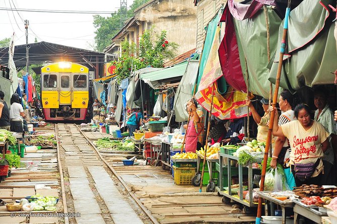 Famous Markets Tour: Maeklong Railway & Damnoen Saduak Floating - Meeting point and morning logistics