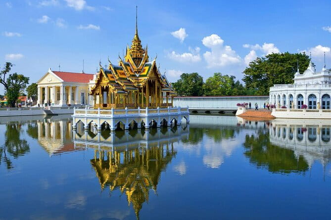 Floating Market & Railway Market Private Tour - Taking a motorboat through Damnoen Saduak