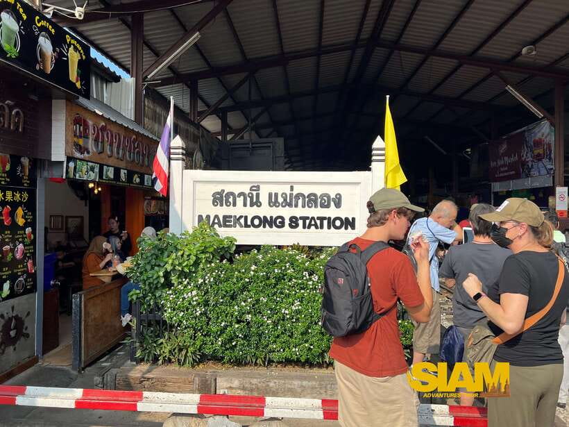 From Bangkok:Damnoen Floating Market and Railway Market Tour - Reaching Damnoen Saduak by longtail boat