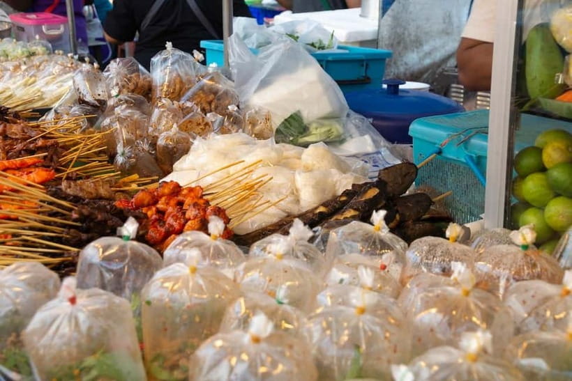 From Bangkok: Don Wai Market, Wat Samphran & Lotus Café Tour - Guide or no guide?