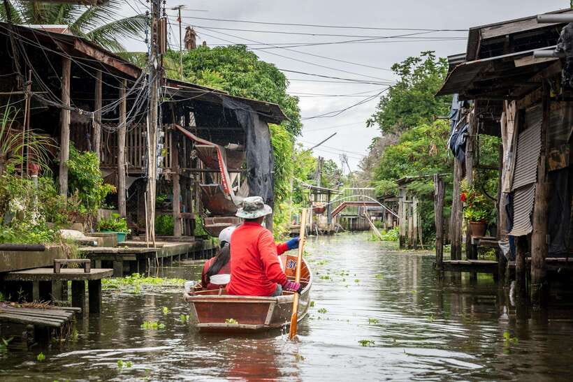 From Bangkok: Railway & Damnoen Saduak Floating Market Tour - Guides, groups, and the practical details