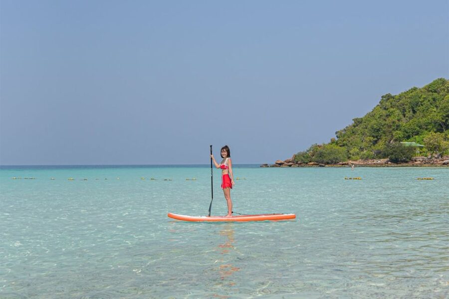 From Pattaya/Bangkok: Island Day Trip with Beach Activities - Guides, group size, and the pace of the day