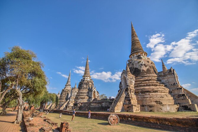 Full-Day Private Ayutthaya and Bang Pa-In Summer Palace from Bangkok - Wat Mahathat and the Buddha head in the tree roots