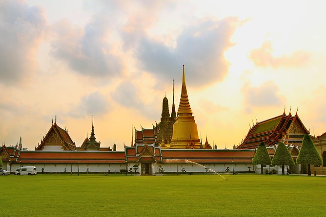 Grand Palace Glory and Emerald Buddha : Half-Day Tour in Bangkok - Wat Phra Kaew and the Emerald Buddha