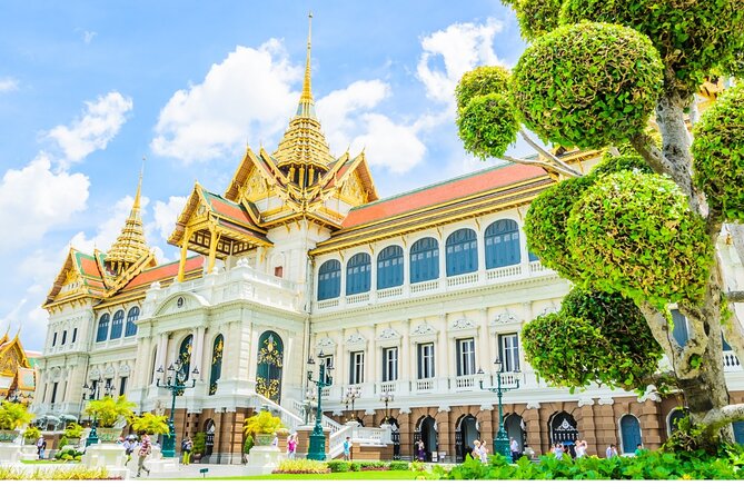 Grand Palace & Temples of Bangkok with experienced guide - What the $22.18 price really covers