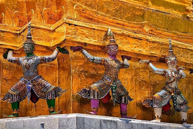 Grand Palace , Thai dance & Fun street walk in Bangkok - Eating a local lunch in Bangkok