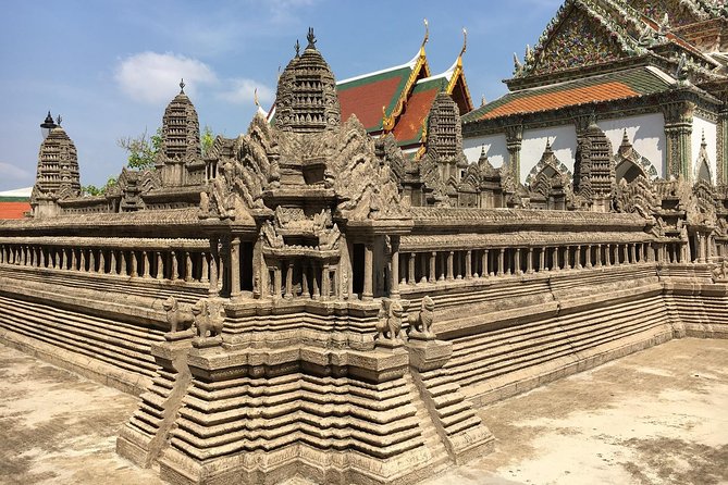 Grand Palace , Thai dance & Fun street walk in Bangkok - Walking through Phahurat Market and Little India
