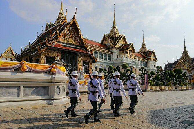 Grand Palace, Wat Phra Kaew, Wat Pho and Wat Arun Walking Tour From Bangkok - The walking, weather, and crowd factor