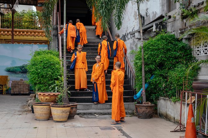 Highlights & Hidden Gems With Locals: Best of Bangkok Private Tour - Wang Lang Market and everyday Bangkok