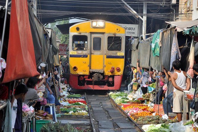 Maeklong & Damnoen Saduak Markets: Railway & Floating Market Tour - What the guide adds to the experience