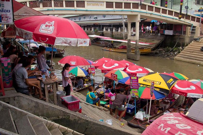 Maeklong & Damnoen Saduak Markets: Railway & Floating Market Tour - Crowds, noise, and the question of authenticity