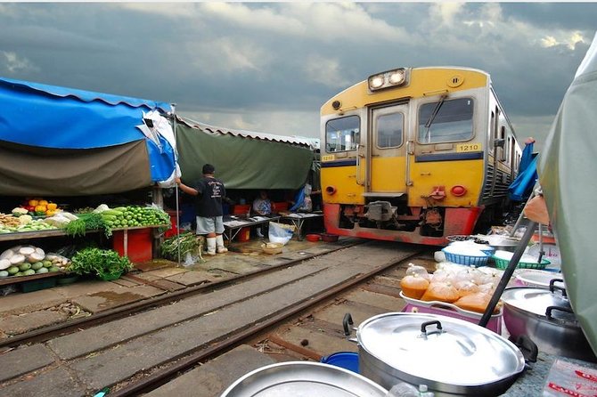Maeklong & Damnoen Saduak Markets: Railway & Floating Market Tour - Damnoen Saduak by short paddle boat