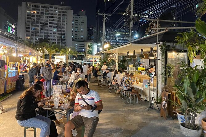 Night life in Bangkok - Jodd Fairs Train Night Market(Joint) - Choosing food when every stall looks tempting