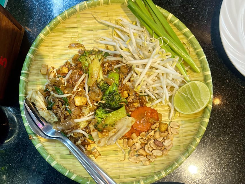 No Diet Club - Local food tour in Bangkok with many tastings - What the guide adds beyond the food
