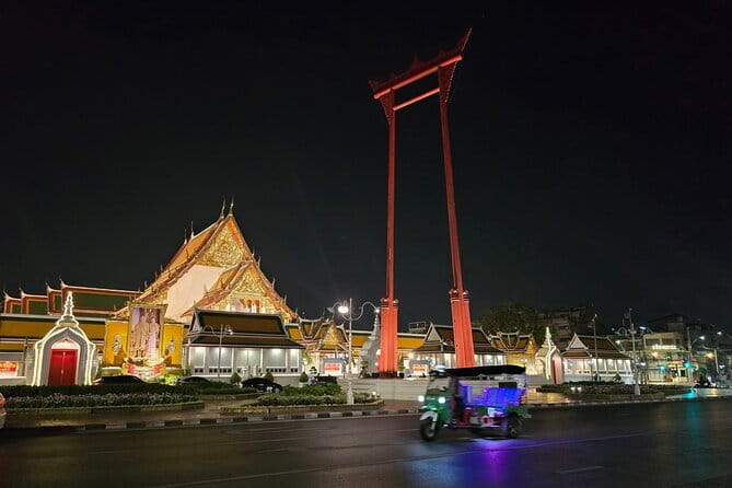 Private Tuktuk Authentic Food Tour (Chinatown-Flower Market) - Banthat Thong Road starts the evening with food