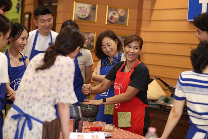 Sompong Thai Cooking School - Making curry paste from scratch