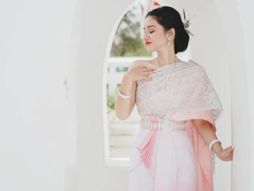 Thai Costume Rental - Choosing a Thai costume near Wat Arun