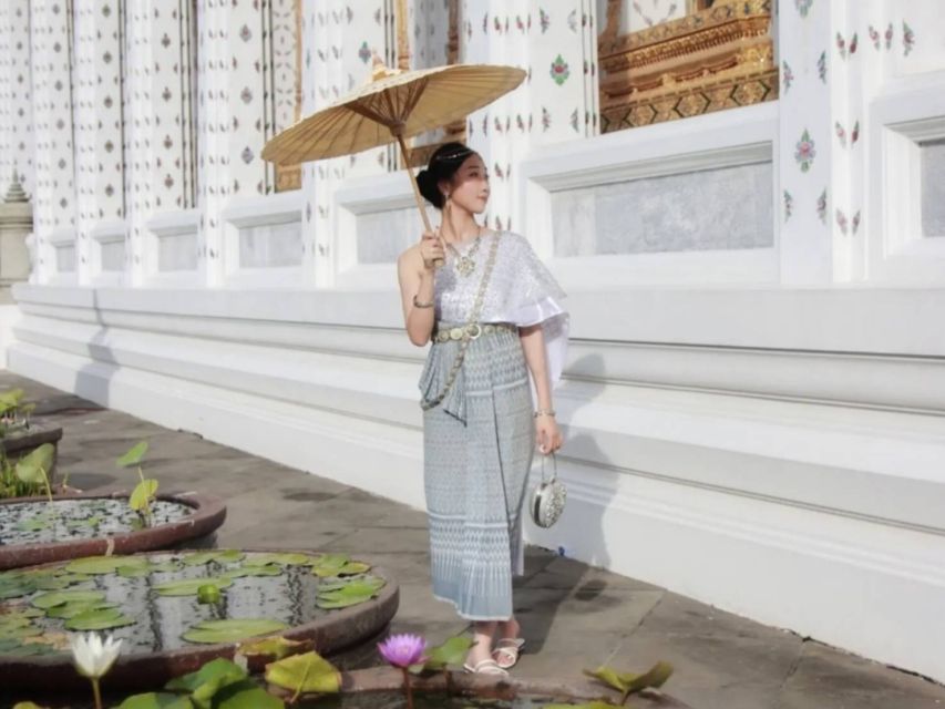 Thai Costume Rental - Wearing Thai dress at Wat Arun
