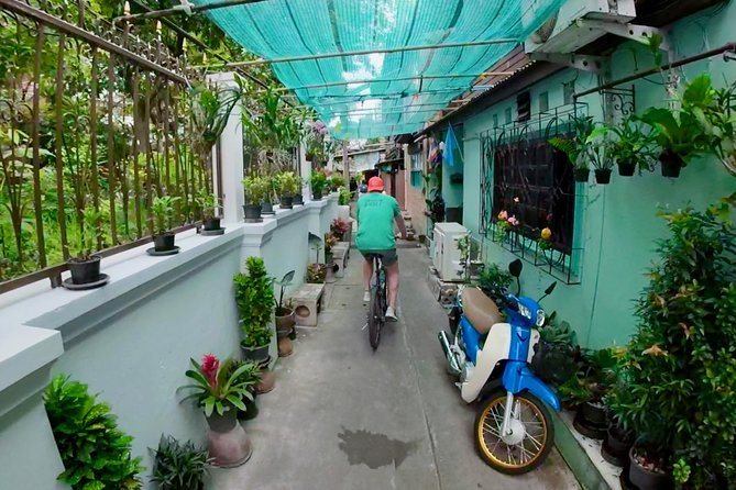 Thai Culture and Local Life 4- Hour Bangkok Bike Tour - Wat Prayurawongsawat and the old Portuguese community