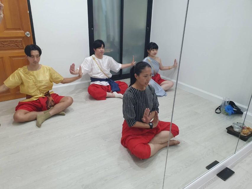 Thai Dance Class - Warming up before the three songs