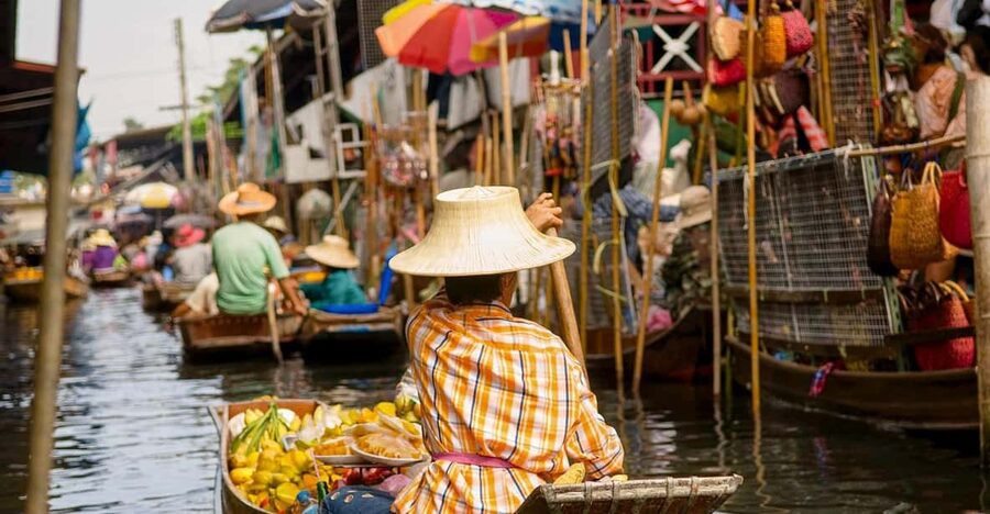 The Old Siam: Damnoen Saduak and Maeklong Railway Market - Reaching Maeklong Railway Market