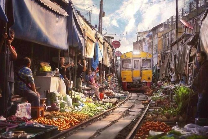 Train Market and Floating Market half day tour - Damnoen Saduak: one hour on the canals