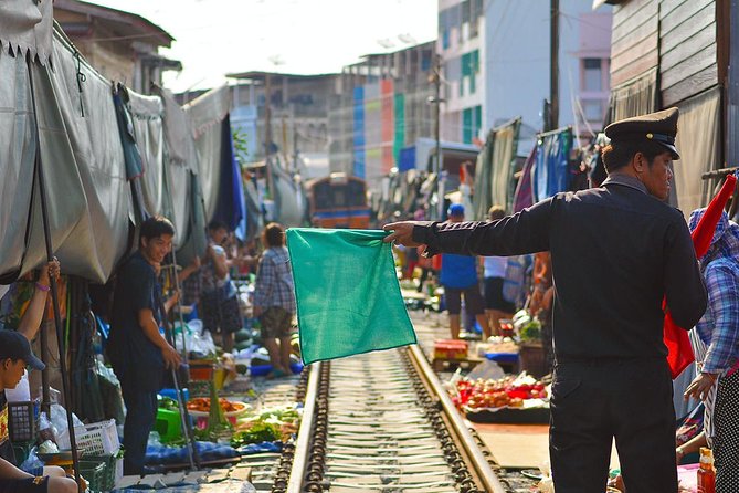 Unique Bangkok Markets: Train Market & Floating Market Adventure - Who will get the most from this market tour