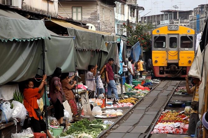 Unique Bangkok Markets: Train Market & Floating Market Adventure - The 8 a.m. start and the road out of Bangkok